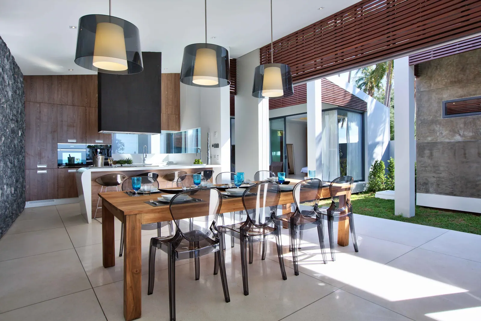 Mandalay Beach Villas — Dining room